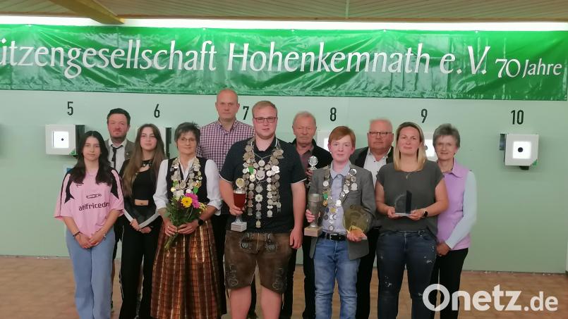 Die neuen Würdenträger und Pokalgewinner von Edelweiß Hohenkemnath (von links): Amelie Schmerbauch, Schützenmeister Johannes Wenkmann, Ida Götz, Schützenliesl Renate Schmidt, Benjamin Rachl, Schützenkönig Manuel Nitzbon, Manfred Rösl, Jugendkönig Johannes Lautenschlager,2. Schützenmeister Josef Hirsch, Christina Witetschek und Annimarie Englhard. Bild: snn