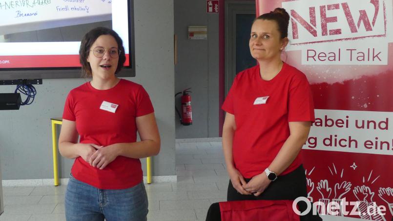 Daniela Koslowsi und Stefanie Sigl (von rechts) stellten die geplante Veranstaltung „NEW Real Talk“ im Stadtrat vor. Bild: rn