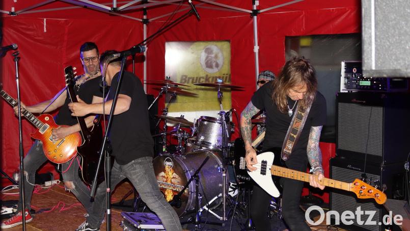 Der Rock `n Roll lebt. Sideburn ist der beste Beweis für diese These. Sie brachten die Bühne zum Beben. Bild: mfh