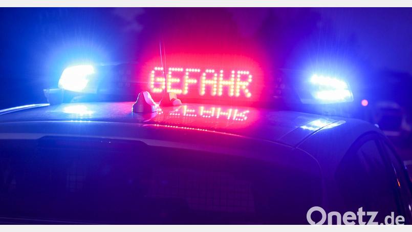 Der Hinweis „Gefahr“ leuchtet auf dem Dach eines Einsatzwagens der Polizei. Bild: Jan Woitas/dpa/Symbolbild