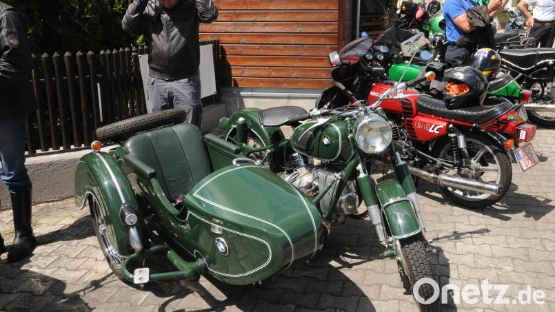 Wie aus dem Ei gepellt, diese historische BMW-Maschine mit Seitenwagen. Bild: ge