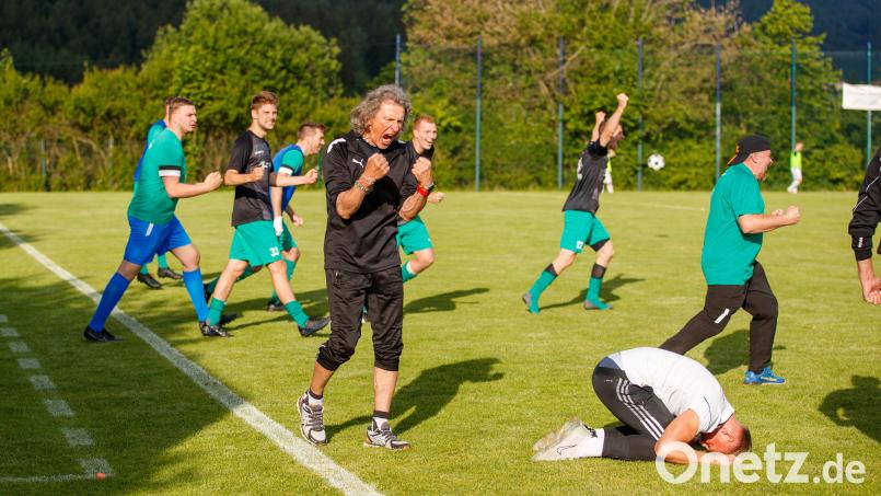 Da musste einiges an Emotionen raus: Trainer Josef Dütsch (vorne) und der FC Weiden-Ost bejubeln nach einem dramatischen Relegationsspiel die 2:4-Niederlage bei der SpVgg Ruhmannsfelden. Bild: Alexander Bloch