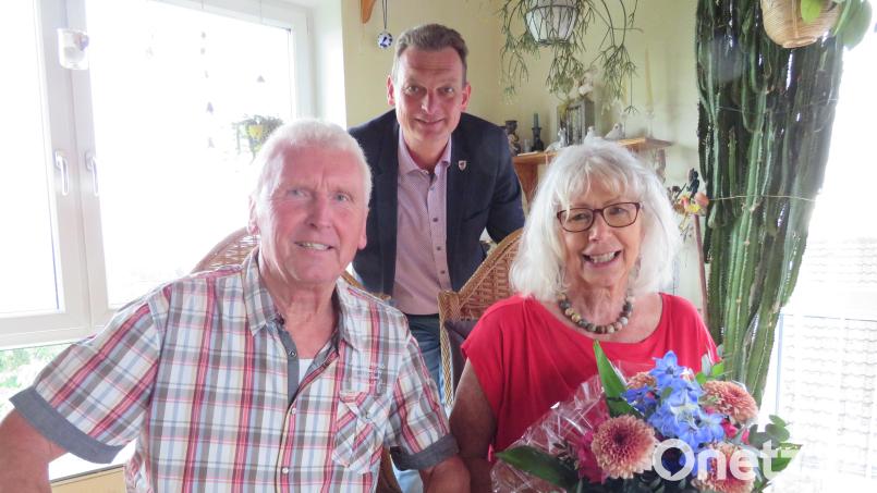 Bürgermeister Ernst Schicketanz (Mitte) gratulierte Edith und Hermann Spachtholz zur goldenen Hochzeit. Bild: adj