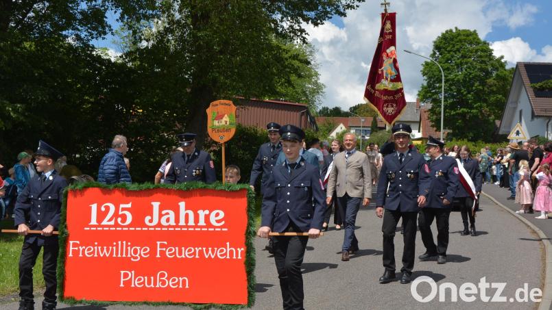 Bei herrlichem Sonnenschein setzte sich der große Festzug, angeführt von der Jubelwehr, um 13.30 Uhr in Bewegung. 65 Vereine nahmen daran teil und boten ein imposantes Bild. Bild: jr