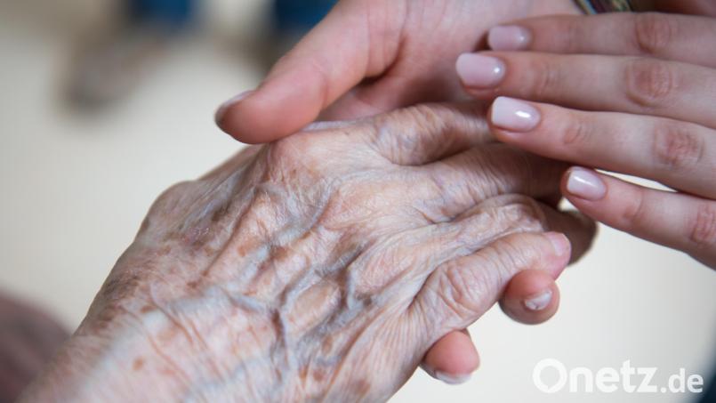 Wenn keine Heilung mehr möglich ist, geht es um Lebensqualität. Patienten und Angehörige durch diese Phase zu begleiten, ist die das Ziel der Palliativmedizin, die in Schwandorf nun auch Trauerbegleitung anbietet. Symbolbild: Christophe Gateau/dpa