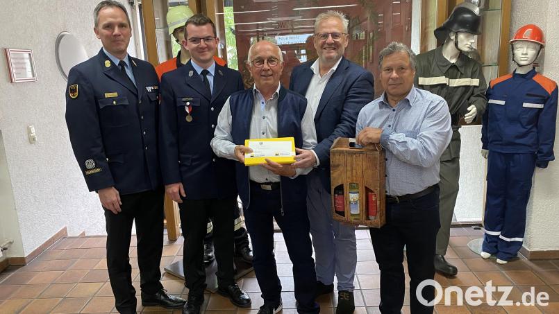 Auch Vertreter der Stadt Schwandorf gratulieren Konrad Weinfurtner (Mitte) herzlich zum 80. Geburtstag. Von links: Stadtbrandinspektor Klaus Brunner, Sebastian Kraus (Feuerwehr Schwandorf), Oberbürgermeister Andreas Feller und Paul Bäßler (Personalratsvorsitzender der Stadt Schwandorf). Bild: Stadt Schwandorf/Lothar Mulzer/exb