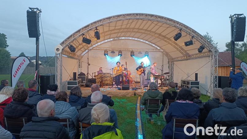 Erst zwei Stunden vor Konzertbeginn hörte es zu regnen auf. Trotz der Kälte und der Nässe waren 250 Gäste zum Open-Air mit den &quot;Widersachern aller Liedermacher&quot; gekommen. Bild: szl