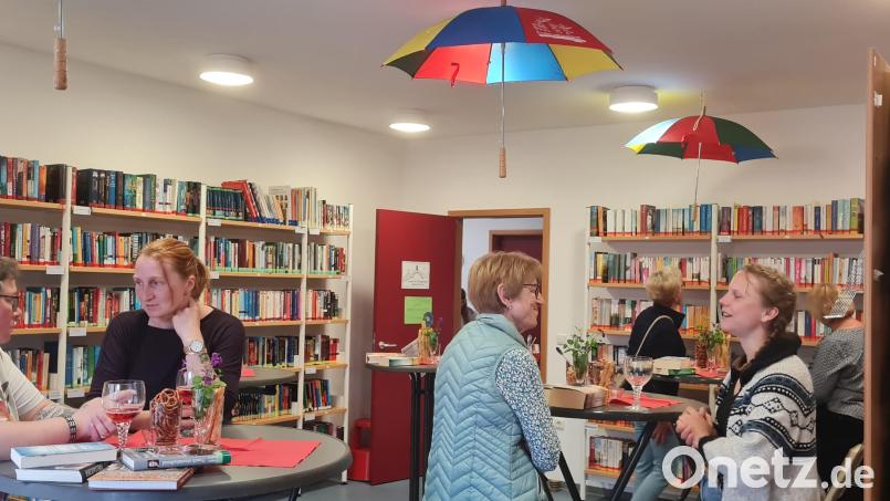 Bei der ersten „Bücherei bei Nacht“ können sich die Gäste in Ruhe das Literaturangebot der „Schmökerstube“, die im Gemeindehaus in Neustadt am Kulm untergebracht ist, ansehen und anlesen. Bild: Renee Götzinger/exb