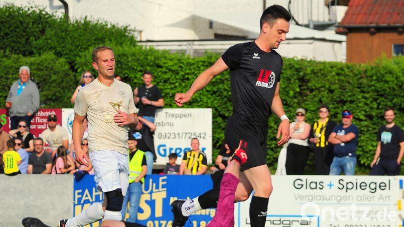Der FC Tirschenreuth II gewann in der Relegation zur Kreisklasse beim SV Poppenreuth II mit 4:0. Hier umkurvt Djogo de Souza (rechts) den Poppenreuther Torwart Markus Riedl und schießt zum 1:0 ein. Bild: Schrems