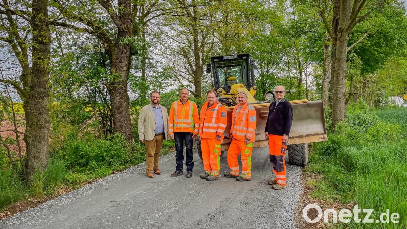 Bürgermeister Hans Walter (von links) dankte dem Bauhofteam um Andreas Köppl, Max Busch, Andreas Mayer und Robert Schraml für die Arbeiten rund um die Wegesanierung. Bild: Gemeinde Kastl bei Kemnath/exb
