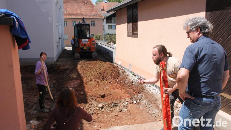 &quot;Hinter der Mauer&quot; werkelt bereits der Bagger. Sorgfältig achten die Bauverantwortlichen darauf, Spuren historischer Bebauung im Erdboden nicht zu zerstören. Bild: bjp