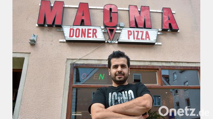 In großen roten Lettern prangt der neue Name an der Fassade: Lazoo Faiq hat seinem Döner-Imbiss ein neues Konzept verpasst – das will er auch in Amberg ausprobieren. Bild: Stephan Huber