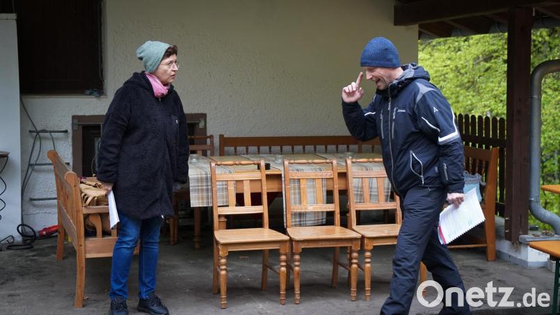 Kerstin Donhauser und Stefan Kumeth nehmen ihre Rollen sehr ernst. Sie sind seit 1997 bzw. 2010 Mitglied im Theaterverein. Bild: knz