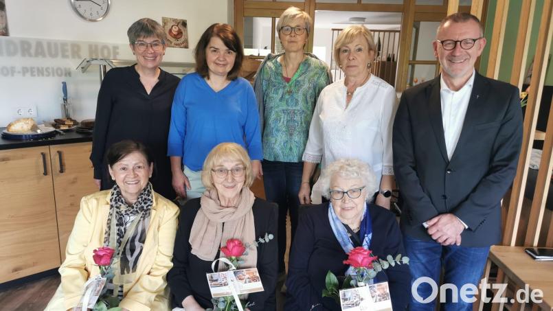Christine Liegl, Gerhild Hertel, Sabine Schiml und Marianne Gmeiner vom KDFB-Vorstandsteam (stehend, von links) mit Präses Pfarrer Dr. Thomas Vogl und den anwesenden Jubilarinnen. Bild: Monika Müller/exb