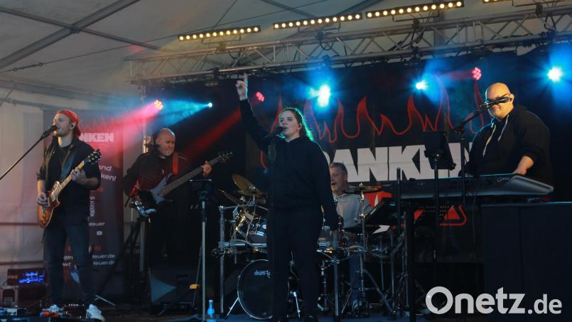 Die Band „Frankenfeuer“ sorgte für fetzige Musik beim gut besuchten Fest „Faszination Auenpark“. Bild: abi