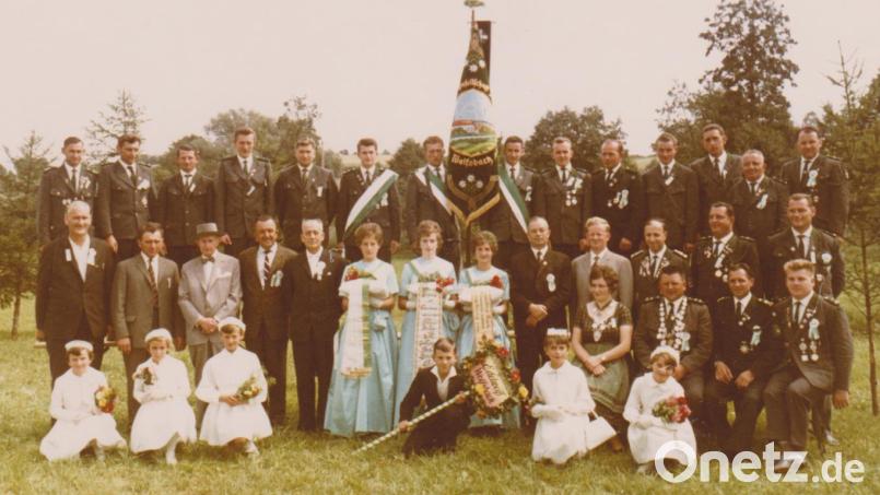 Anlässlich des zehnjährigen Bestehens 1964 stellten sich Vorstand und Festdamen der Edelweiß-Schützen zusammen mit Wolfsbacher Prominenz zum Erinnerungsfoto. Bild: Heinrich Graf/exb