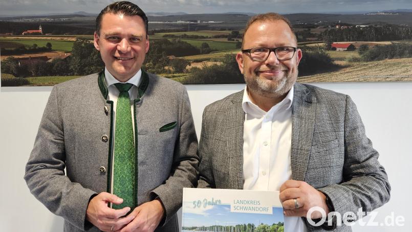 Martin Kiesl (rechts) stellte sich als neuer Bereichsleiter der Regierung der Oberpfalz bei Landrat Thomas Ebeling vor. Bild: Franziska Dirmeier/exb