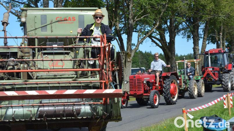 Die Ankunft der Oldtimer bei der Kapplkirche – insgesamt waren knapp 200 Fahrzeuge zu sehen. Bild: jr