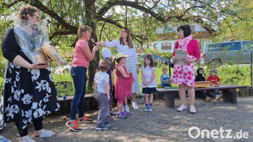 Von den Kindern und dem Kindergartenteam gab es ein Abschiedsgeschenk für Waltraud Loos (rechts). Bild: lei