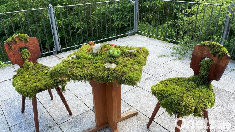 Die Natur erobert sich die Bergwirtschaft zurück. Dieser Umstand spiegelt sich in Marion Macks Installation wider, die eine Woche lang im Wald, aber auch im Haus unterwegs war, um Fundstücke zu sammeln. Bild: Susanne Schwab