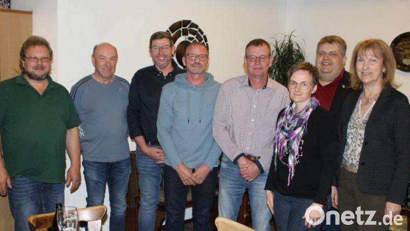Nach den Neuwahlen: (von links) Günter Stark, Hans Dannhauser, der neue Jagdvorsteher Christian Herbst, Reinhold Roth, Dieter Dehling, Regina Dehling, Jagdberater Dieter Dehling und Bürgermeisterin Brigitte Bachmann. Bild: sis