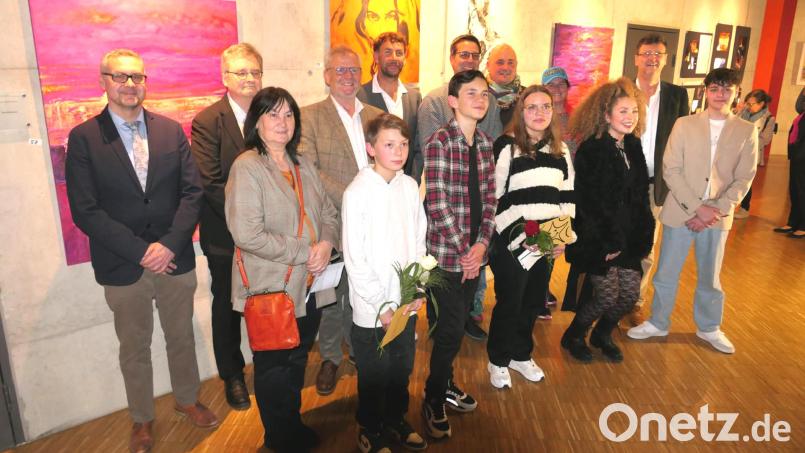 Sie freuten sich über eine gelungene Ausstellungseröffnung beim Müllkraftwerk: Realschuldirektor Stefan Neumeier, stellvertretende Landrätin Birgit Höcherl, ZMS-Verbandsdirektor Thomas Knoll, Oberbürgermeister Andreas Feller (von links) und Fachschaftsleiter Kunst, Peter Hundshammer (Zweiter von rechts) mit den Künstlern. Bild: Stefan Karl/exb