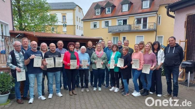 Die Siegermannschaften und die einzelnen Stadtmeister mit „Alle Neune"-Vorsitzendem Thomas Haberkorn (rechts), Sportwart Martin Rother (Zweiter von links) und Bürgermeister Franz Stahl (Achter von rechts) Bild: SKC Alle Neune/exb