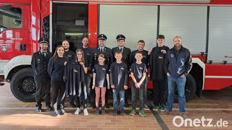 Die Kinder und Jugendlichen der Waidhauser Feuerwehr freuen sich über die neuen Shirts. Bild: pi