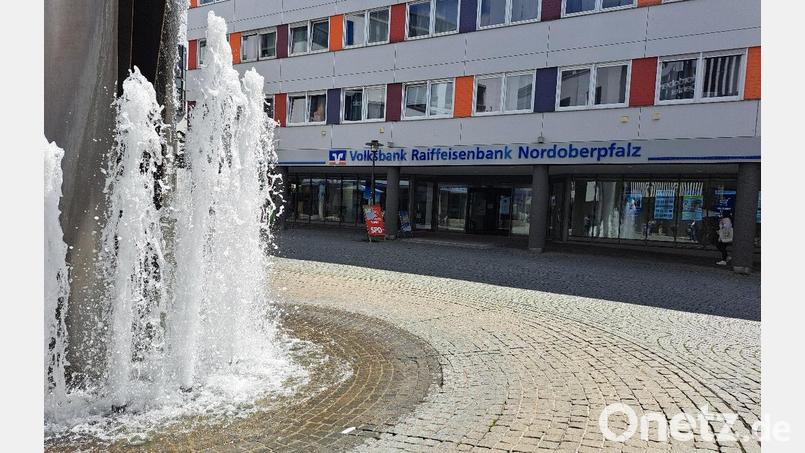 Die fusionierte Volksbank Raiffeisenbank Nordoberpfalz eG blickt auf eine erfolgreiche Bilanz für das Geschäftsjahr 2023. Die Hauptgeschäftsstelle in der Wörthstraße 9 in Weiden wurde umgebaut. Bild: Jessica Fechner