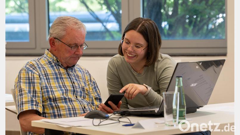 Auszubildende Lisa erklärt das E-Paper auf dem Smartphone. Bild: Franka Eichl
