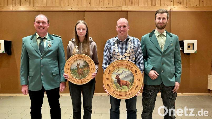 Die Schützengesellschaft „Tell“ Bärnau kürte ihre Schützenkönige. Im Bild: (von links) Peter Riedl, Madlen Frank, Joachim Bauer und Gabriel Bäuml. Bild: Schützenverein Tell Bärnau/exb
