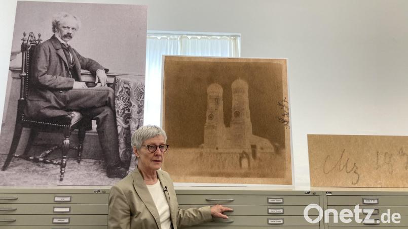 Forscherin Cornelia Kemp steht im Deutschen Museum in München vor einer vergrößerten Version des wohl ältesten Fotos Deutschlands. Bild: Sabine Dobel