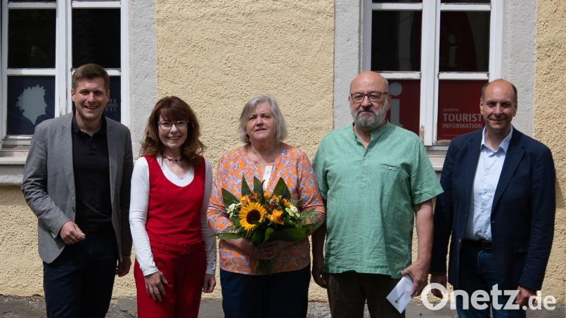 Nicolas Lahovnik (von links) und Andrea Ernst sowie Matthias Fischer (rechts) freuten sich über den Verkauf der 100.000. Karte in der aktuellen Luisenburg-Spielzeit: Die Eheleute Lang sind treue Festspiel-Besucher. Bild: Luisenburg-Festspiele/exb