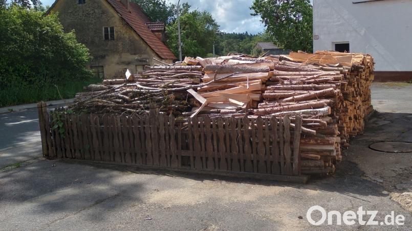 Der Holzvorrat für den nächsten Winter ist gesichert. Bild: schß