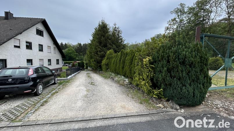 Über diesen Schotterweg im Osten der Sauerzapfstraße könnte eine dritte Zufahrt zum neuen Wohngebiet „Katzenberg Nord“ führen. Anwohner machen sich dafür stark, aber der Sulzbach-Rosenberger Bauausschuss legte sich bereits auf zwei Zufahrten fest. Bild: Andreas Royer