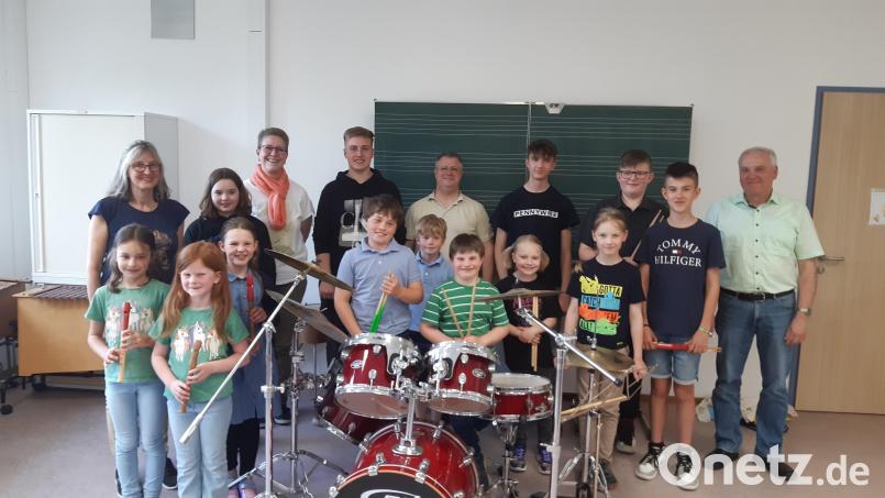 Die jungen Musikerinnen und Musiker mit ihren Ausbildern, der stellvertretenden Musikschulleiterin und Bürgermeister Günter Kopp (rechts). Bild: Kreismusikschule/exb