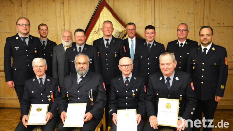 Die Feuerwehr Massenricht ernennt vier neue Ehrenmitglieder (sitzend, von rechts): Josef Luber, Leonhard Luber, Herbert Rauch und Wilhelm Fick. Ihnen gratulieren (hinten, von rechts): Kreisbrandinspektor Michael Iberer, Kreisbrandrat Christoph Strobl, Kassier Valentin Rumpler, Bürgermeister Hermann Falk, Zweiter Kommandant Christian Fellner, Zweiter Vorsitzender Thomas Kummer, Pater Alfred Lindner, Schriftführer Hubert Deichl und Erster Kommandant Sebastian Trummer. Bild: fdl