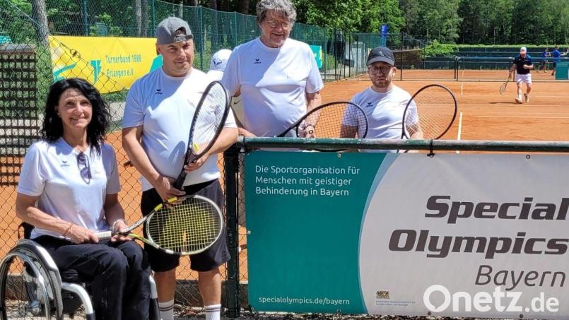 Doris Scharnagl-Lindinger mit Daniel Gleißner und Friedrich Wölfl mit Luca Selch (von links) vertraten die Oberpfalz in der inklusiven Nischensportart „Unified-Tennis“ in Erlangen. Bild: Friedrich Wölfl