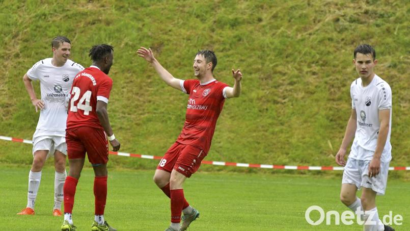 Gratulation vom Tännesberger Spielertrainer André Klahn an Kevin Amaizo (2. von links) zu seinem Tor zum vorentscheidenden 2:0 gegen den TSV Königstein. Der TSV Tännesberg will am Donnerstag mit einem Sieg über den ASV Haidenaab den Bezirksliga-Aufstieg perfekt machen. Bild: Hubert Ziegler