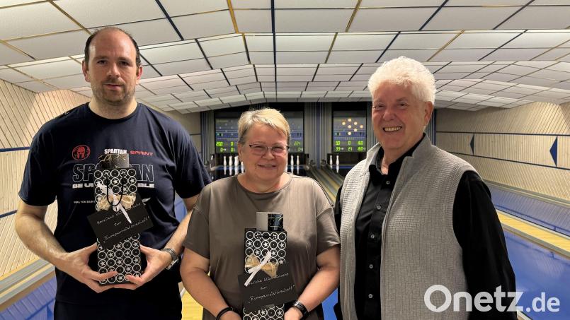 Andreas Berling, Claudia Roßkopf und SKC-Vorsitzender Peter Preisinger (von links) bei der vereinsinternen Ehrung. Bild: Andreas Koch