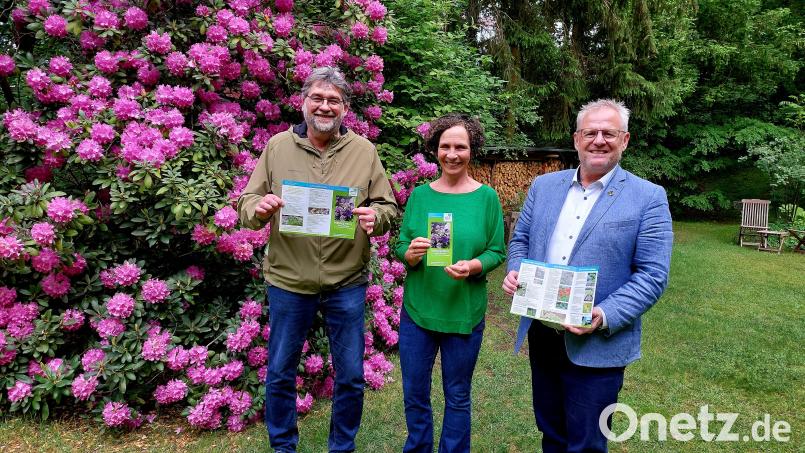 Die BN-Vorstandsmitglieder Peter Pracht und Daniela Glasow-Kalischek (von links) stellen mit Oberbürgermeister Andreas Feller einen Flyer vor, der Tipps für einen naturnahen garten gibt. Bild: Christiane Pracht/exb