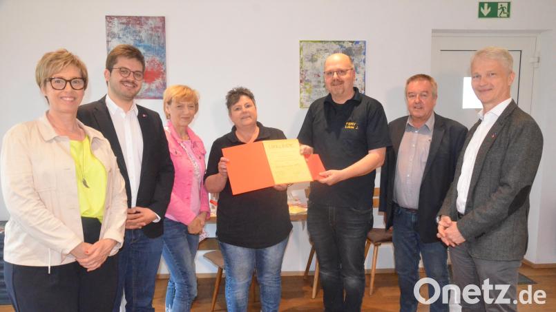 Die Weidener SPD zeichnet den Kriseninterventionsdienst des BRK aus. Darüber freuen sich Fachdienstleiterin Sandra Hösl (Vierte von links) und der Leiter der Notfallseesorge, Dekan Johannes Lukas (Dritter von rechts). Rechts Initiator Matthias Loew. Bild: Kunz
