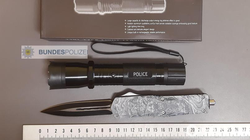 Einen Elektroschocker und ein Springmesser musste ein 30-Jähriger einer Bundespolizeistreife aus Bärnau überlassen. Bild: Bundespolizei Waidhaus/exb
