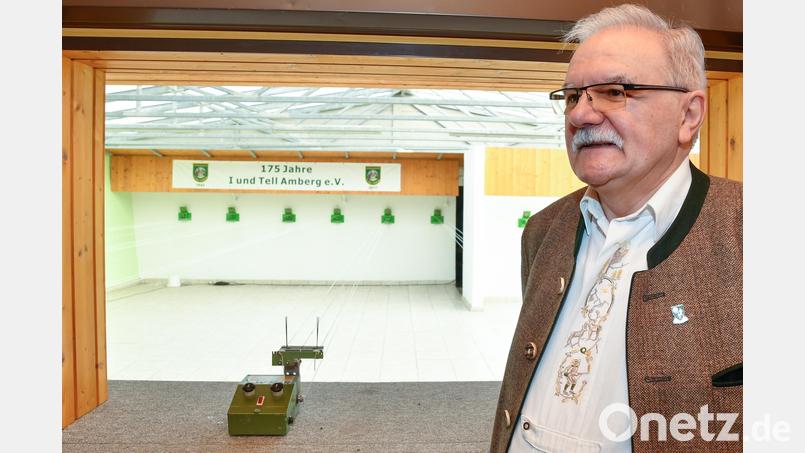 Roland Nimmerrichter in der Schießanlage von I und Tell Amberg. Seit 8. April existiert der zweitälteste Schützenverein der Stadt nicht mehr. Bild: Petra Hartl