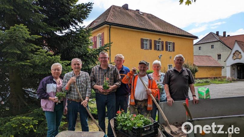 Mitglieder des Obst- und Gartenbauvereins kümmern sich um den Blumenschmuck (von links): Grete Schwemmer, Thomas Görlich, Vorsitzender Helmut Wegele, Andreas Graf, Norbert Jann, Ingrid Hackel und Georg Nagler. Bild: Anita Hartmann/exb