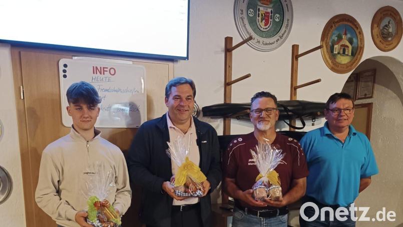 Die Sieger beim Freundschaftsschießen (von links): Hannes Schinhammer, Markus Schinhammer, Manfred Rauscher (Schützenmeister Tanzfleck) und Karl-Heinz Schöpf (Schützenmeister Gressenwöhr). Bild: Schöpf/exb