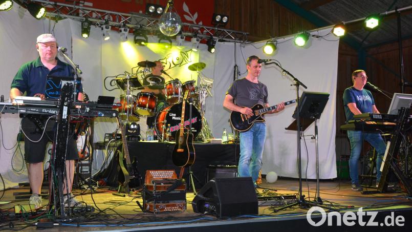 Mit einem Revivalkonzert begeisterte am Montagabend die Band „Confusion“ mit Tom Suchanek, Markus Fischer (Schlagzeug), Markus Erl und Werner Faltenbacher (von links). Bild: jr