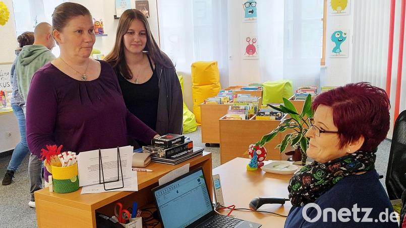 Gerne kümmert sich Büchereiteam-Chefin Antje Fröbrich um die Kunden, berät sie und erledigt die nötigen Formalitäten. Bild: ld