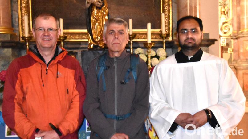 Seine 30. Wallfahrt absolvierte Karl Weber (Mitte). Dafür ehrten ihn Pfarrvikar Yeruva (rechts) und der frühere Wallfahrtsführer Rudi Dürgner (links). Bild: no