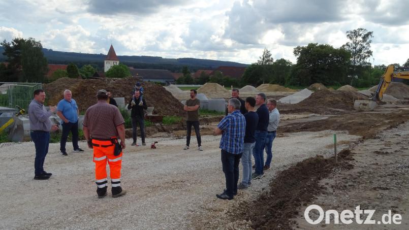 In Dürnsricht wird das &quot;Baugebiet Mitte&quot; erschlossen. Der Fensterbacher Gemeinderat verschafft sich bei einer Ortsbesichtigung Eindrücke vom Arbeitsfortgang, der voraussichtlich im September abgeschlossen sein wird. Bild: Houschka